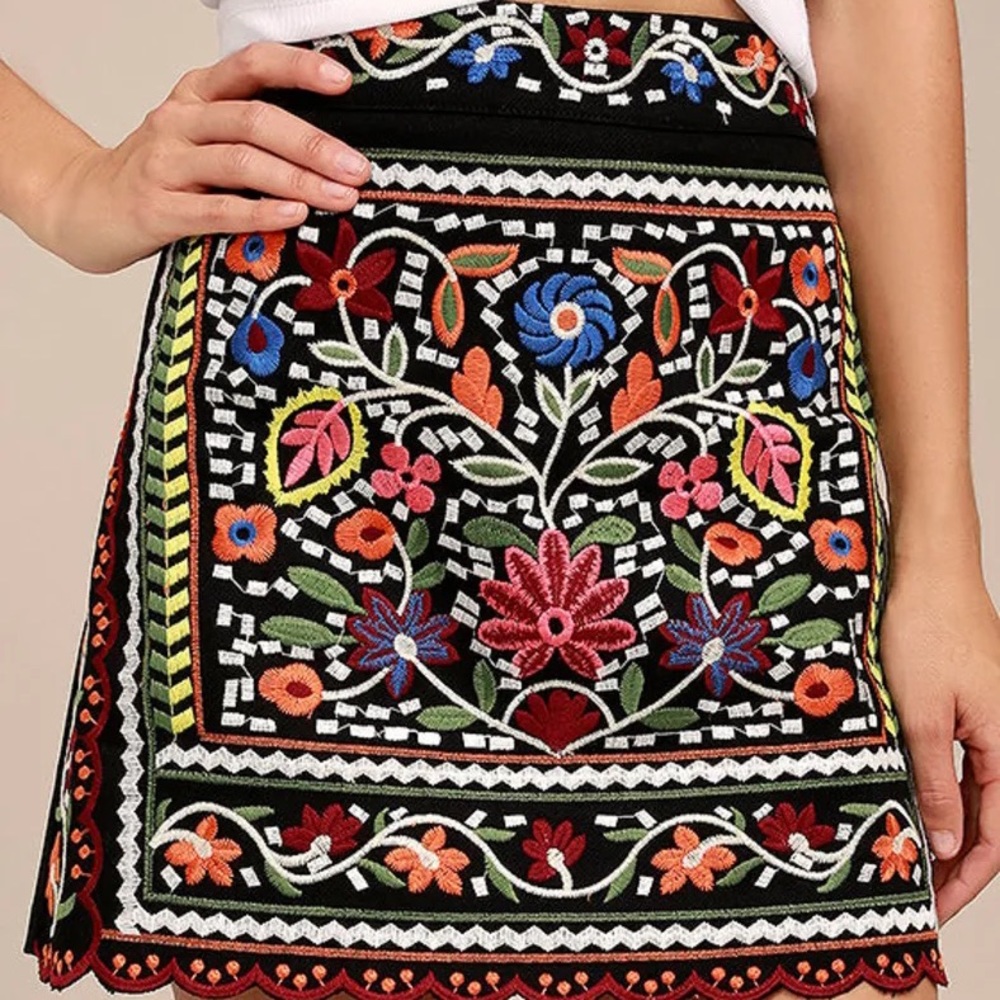 Goodnight Macaroon Bailey Embroidered Mini Skirt Size Large - NWT